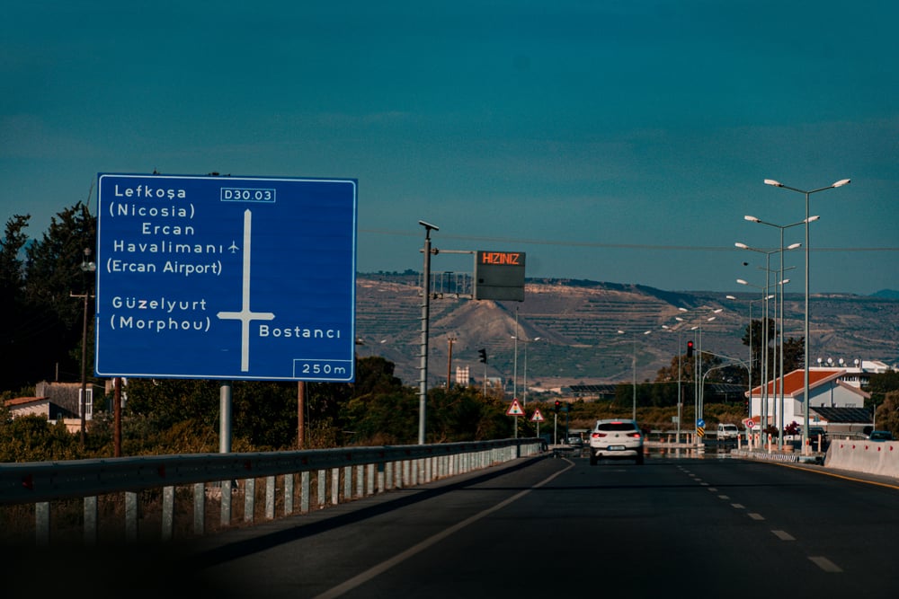 Road and roadsign in Türkiye