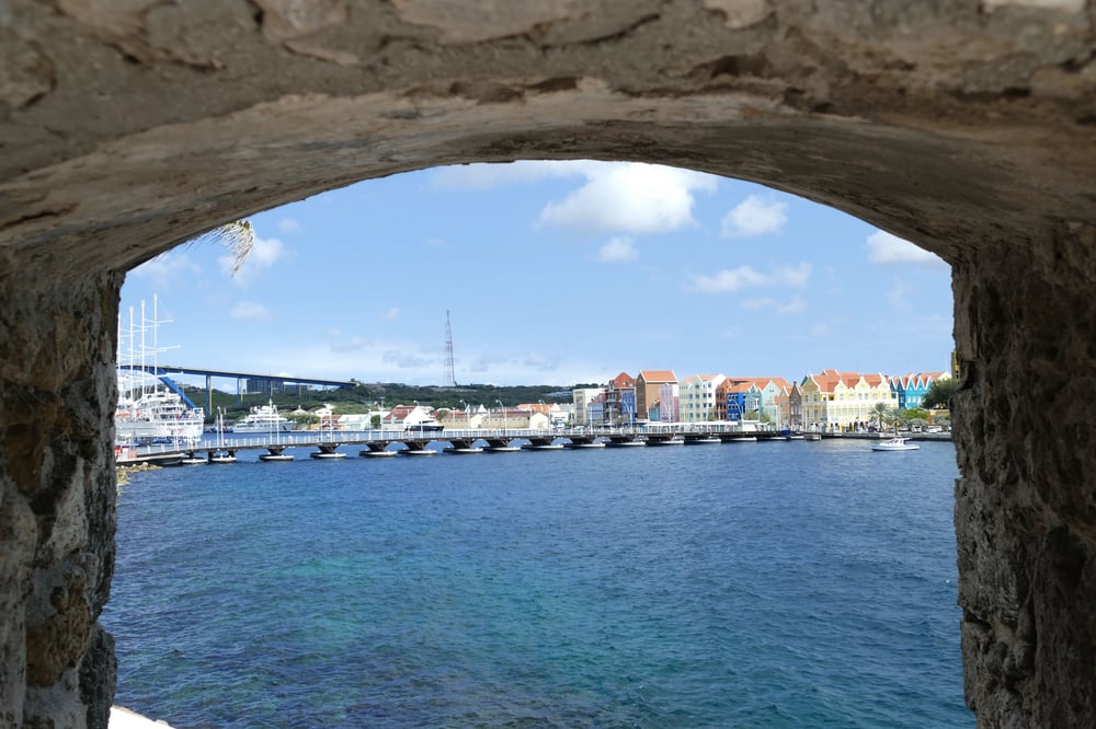 Where can I rent a car in Curaçao without a credit card?