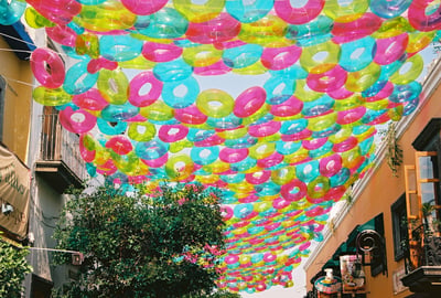 A colorful street you can visit with our tips for renting a car in Mexico