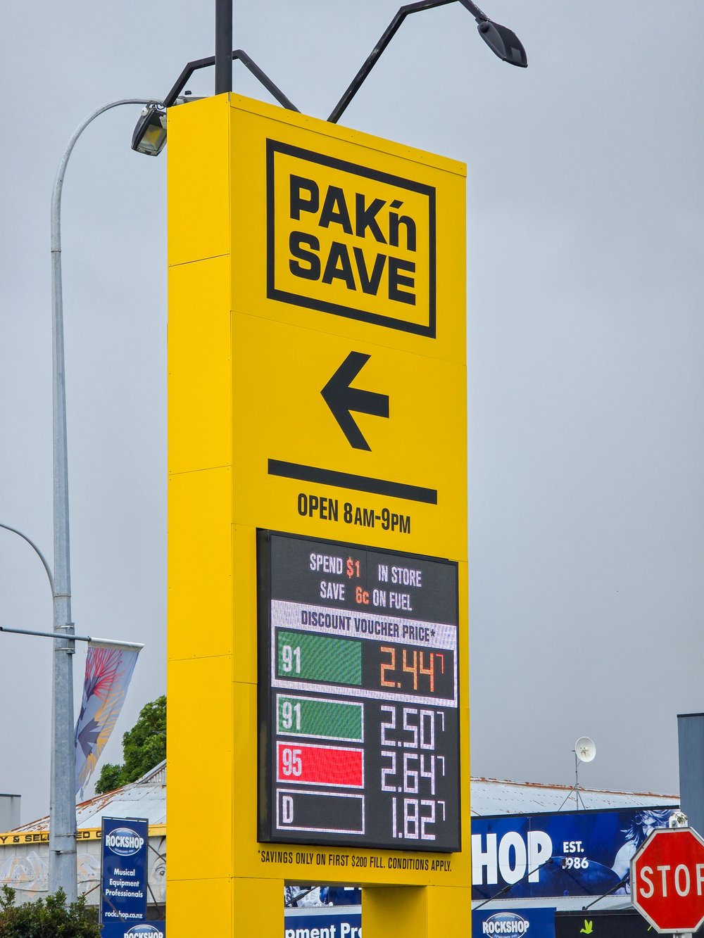 Fuel discount sign in New Zealand